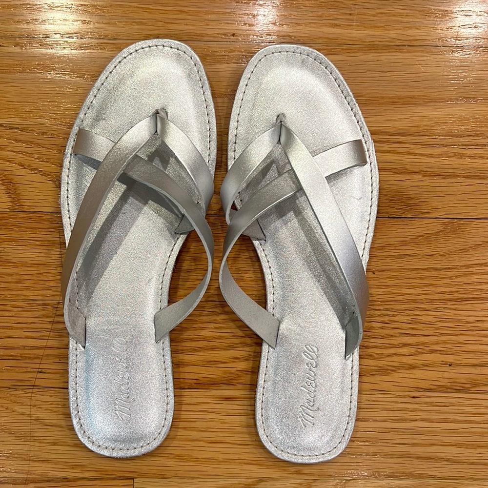 Madewell NWOT silver metallic sandal. Perfect condition!!